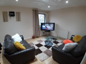Lovely and peaceful en suite 2 bedroom apartment with free private parking, free internet & smart tv in newly developed property, Aberdeen